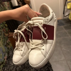 Valentino skor - Självklart äkta! Vill bli av med dessa så säljer direkt för 2600kr! Storlek 37 men passar även 38.
