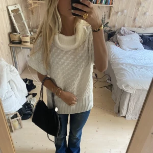 Stickad tröja - Super snygg!! Men kommer tyvärr ej till andvändning 