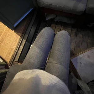 Gråa jeans  - Säljer dessa supppper fina gråa jeans som passar perfekt till hösten och vintern. Köpt på gina för 499 kronor. Kontakta för frågor elr liknande, pris kan alltid pratas 🥰