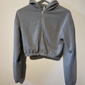 Croppad hoodie - Bra skick.