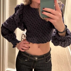 Prickig topp med volang - Så söt prickig topp med volanger på axlarna från zara. Storlek s💕