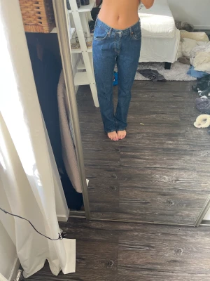 Jeans  - Ett par jeans ifrån bikbok som använt en gång. Säljer då de är förstora för mig. Heter los straight 