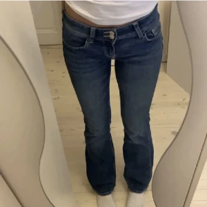 Jeans - Säljer dessa jättefina populära jeansen från hm 💗 Tyvärr lite stora på mig därför säljer jag vidare 💗 Skriv för frågor 💓(lånade bilder)