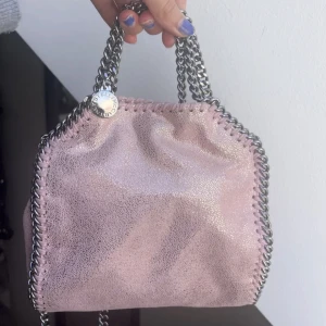 STELLA MCCARTNEY tiny - säljer min sötaste gulligaste väska från stella mccartney 💖🙏🏼nypris är ca 9000kr så säljer för 4000 då den är väldigt unik 👌🏼👌🏼kan även tänka mig byta mot något i samma prisklass 🙏🏼🙏🏼