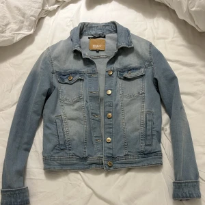 Only jeansjacka  - Jeansjacka från only i blått  Strl 36 Tightare passform  Använd fåtal gånger  Kortare i modellen 