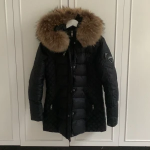 Rock and blue vinterjacka - Skitsnygg rock and blue jacka säljer på grund av att jag inte har använt det så mycket, har bara använt den några gånger förra vinter så det ser ut som ny vanligt pris liger ungefär mellan 2000-3000