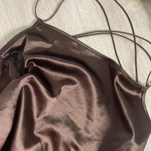 Klänning från HM  - Klänning från HM med öppen rygg med snörning. 