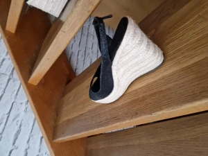 Skor - Kilskor till salu.  Använd, använd en gång