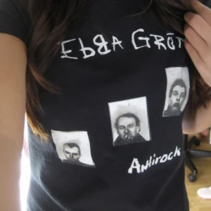 Ebba grön antirock tröja  - Ebba grön tischa köpt på bengans för flera år sen. Inte min bild men de är samma tröja kan skicka egen bild om ni vill 🥰