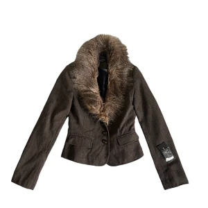 Jacka med avtagbar krage - Vacker jacka med prislapp kvar! Har en avtagbar krage. Fake fickor. Kontakta vid intresse <3