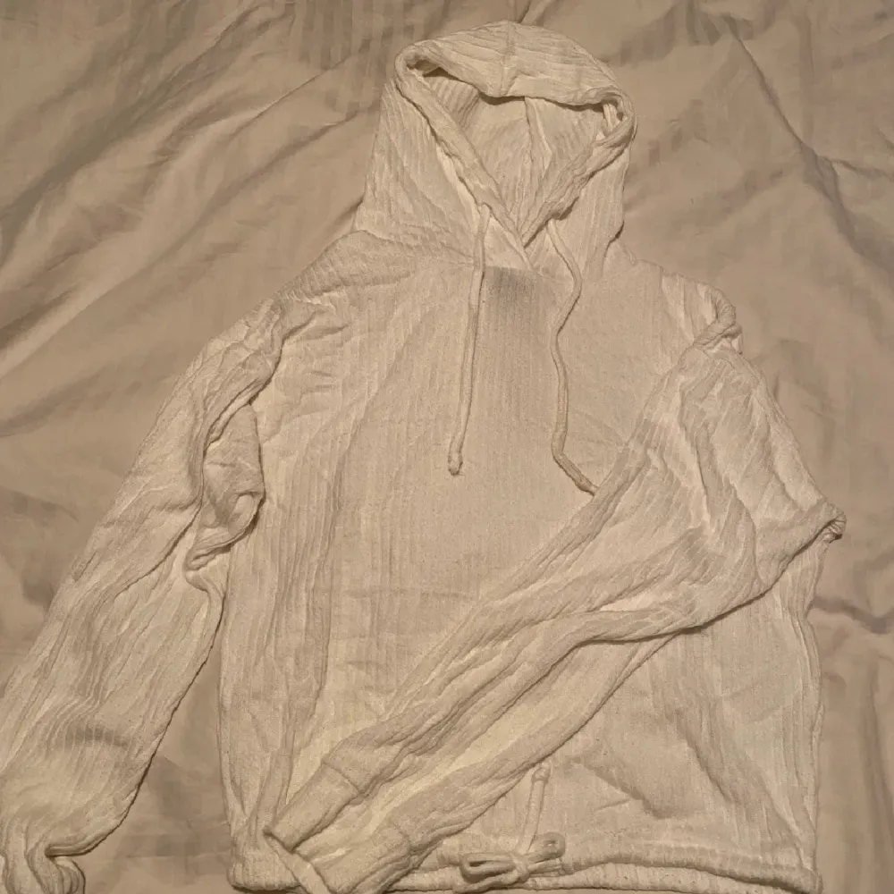 Vit ribbstickad tröja från Gina Tricot, knappt använd, stl xs. Hoodies.