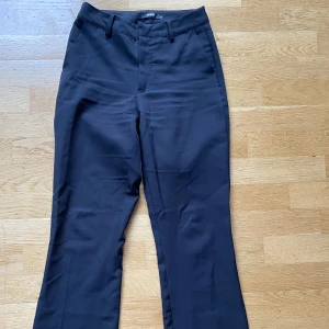 Kostymbyxor - Kostymbyxor från Bik Bok. Har sytt upp dessa för att passa mig som är 163.