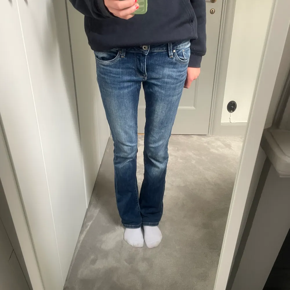 Jättesnygga jeans som är lågmidjade och utsvängda, men tyvärr för korta för mig! Står ingen storlek i de, men skulle säga att de är i 25/32. Passar säkert ngn som har en storlek mindre eller större då de är stretchiga. . Jeans & Byxor.