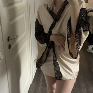 Morgonrock - Hejsan! Säljer nu denna morgonrock ischhh från Victoria Secret i storlek XS/S. Har tyvärr tappat bort bandet där man knyter den men jättefin på ändå, skön efter man duschat till exempel, men använder ej!