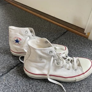 Converse - Höga Converse. Säljer då jag inte använder dessa längre. Dom är använda ett par gånger men inte trasiga