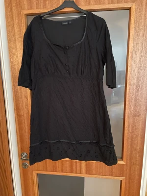 Fin svart klänning  - Svart klänning använd 2-3 gånger så den är som i nyskick längd går till halva knät på mig som är 1,72 lång 