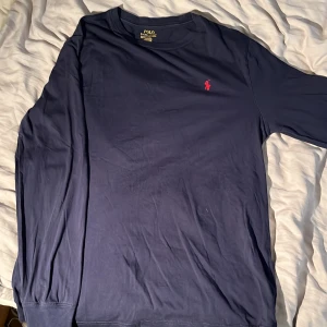 Ralph lauren tröja - Jag säljer denna ralph lauren tröja som är i 7/10 skick utan skador eller missfärgningar. Tröjan är i barnskorlekar men den sitter som en S. Skriv om du vill ha mer info.
