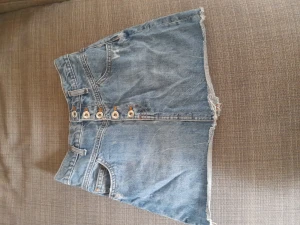 Jeans kjol! - En mörkblå jeanskjol med fickor och knappar från Zara!