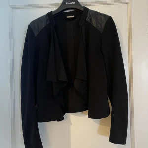 Blazer/kavaj  - Kavaj med skinnmaterial på axlarna, använd men fortfarande i mycket gott skick 