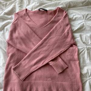 Rosa stickad tröja från lager 157. Färgen passade inte mig men den satt skitsnyggt på💕nypris på 150 kr (Jag är 170 cm lång)
