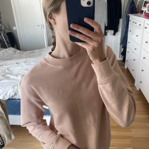 Sweatshirt H&M - Korallfärgad sweatshirt från H&M som jag knappt använt, då det inte riktigt är min färg. Fint basplagg som passar till det mesta!🥰  Storlek XS men passar lika bra på S!