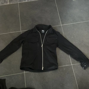 Overshirt - En svart overshirt från zara med dragkedja, den är för liten på mig så de är därför jag säljer den