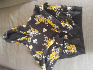 Blommig Hoodie! - En svart, blommig hoddie från H&M!