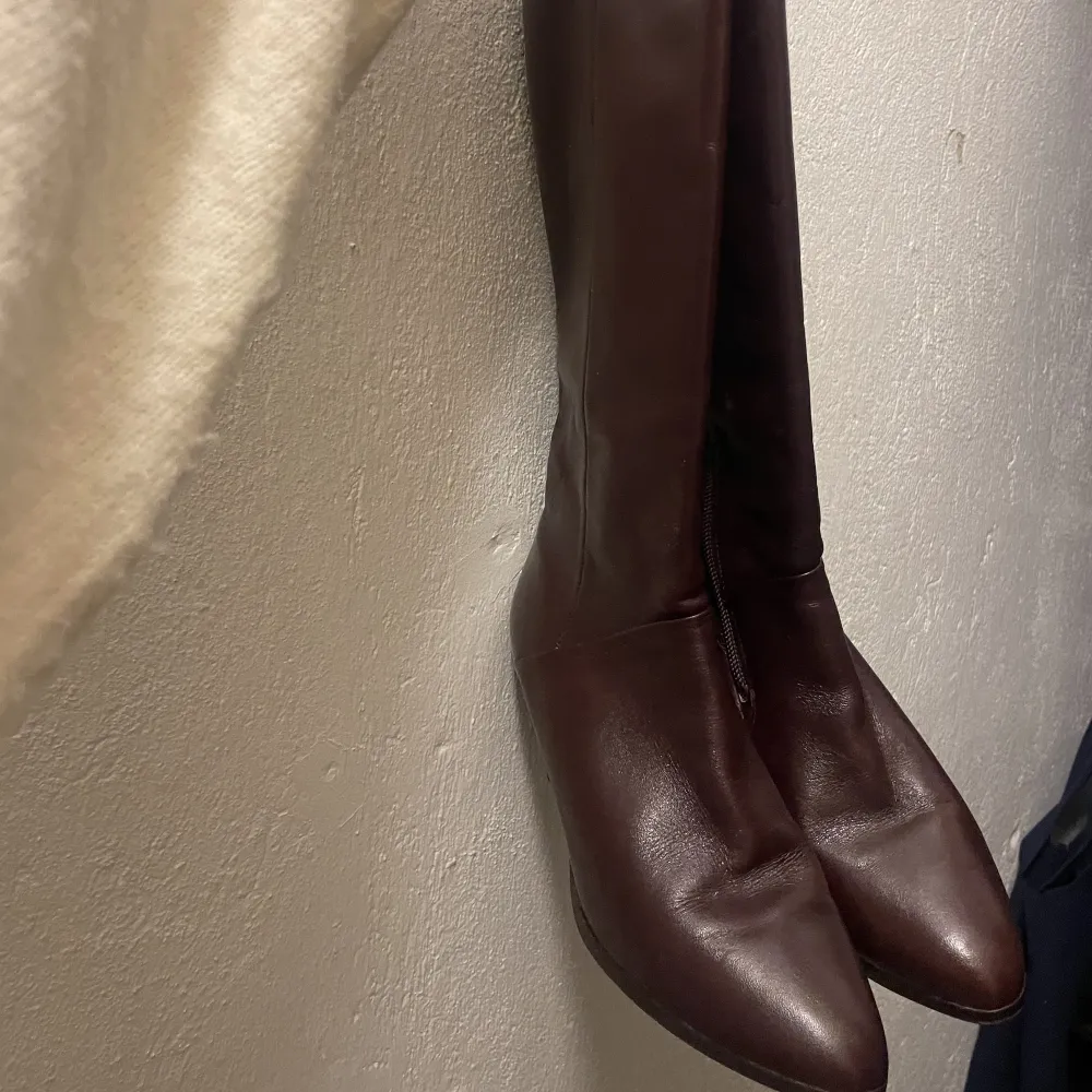Röd/bruna knähöga stövlar som är skit snygga, men tyvärr för små för mig. De är i storlek 37 och är köpta vintage. Skor.