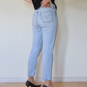 Levi’s 501 - Levi’s 501 Strl: W28L26 Mått: benlängd innersöm 64cm, midja 80cm, benöppning 18cm Modell: 501’s, mom jeans, normal midja  Material: 100% bomull  Skick: Använt skick, kolla noga på bilderna då vissa slitningar finns! (Tex över bakfickor) 