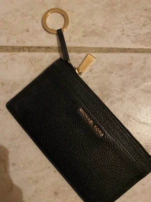 Michael kors plånbok - Inköpt på pondus  Använd fint skick- mycket kvar att ge 