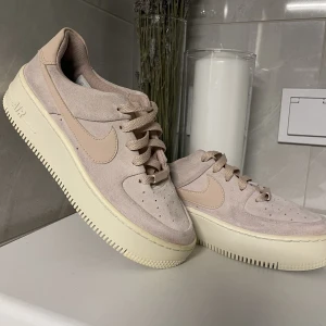 Air force 1 - Varsamt använda air force 1 från Nike. Storlek 38,5, skulle säga att de är något små i storleken. 