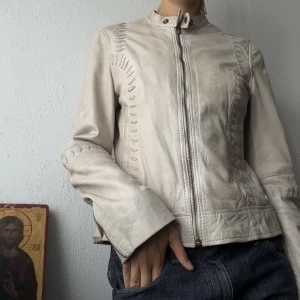 Beige Läder Jacka ♥️ - Otroligt snygg äkta läderjacka. Köpt i vintage butik. Har varit osäker om jag verkligen vill ge upp denna gem 💎🥲. Blixtlåset saknar dragkedja men funkar fortfarande bra. Styla med Y2K jeans, minikjolar och boots 🥀. Funkar för höst och vår! Jag är XS. 
