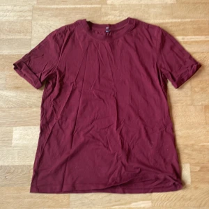 Vinröd tröja - Köpt på secondhand andvänd en gång till halloween. Bra skick