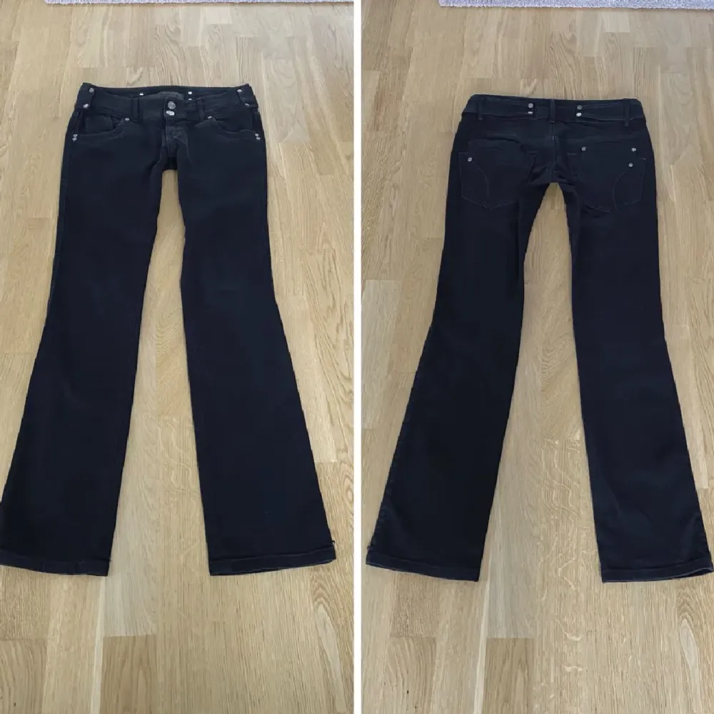 midja 82 innerben 84 lågmidjade jeans med fina detaljer 🥰 . Jeans & Byxor.