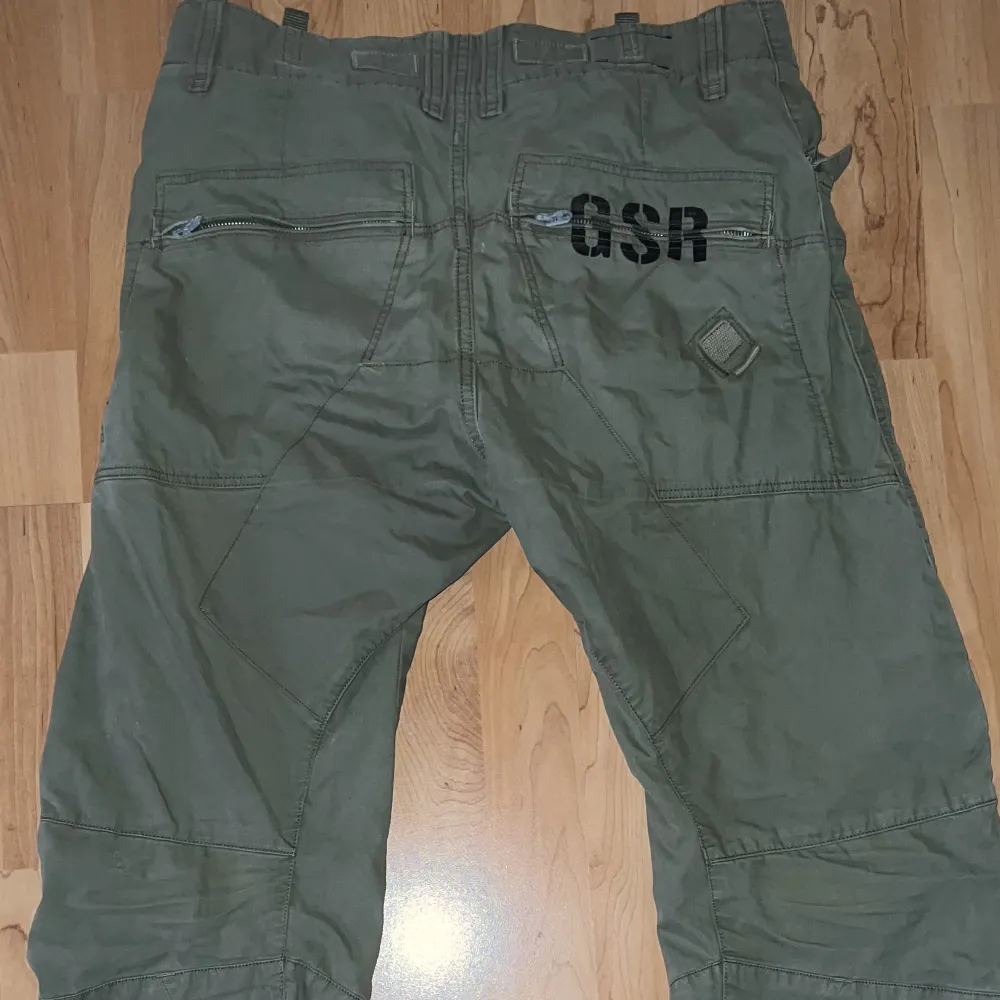 G star raw cargo gröna byxor. Jeans & Byxor.