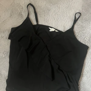 Söt topp - Jättesöt svart topp från Hm, har använt en gång så jättebra skick💕