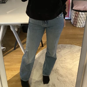 Gina tricot jeans  - Jättefina ocu sparsamt använda jeans från Gina tricot i deras populära modell low stright jeans. Säljer för de tyvärr blivit för små på mig❤️