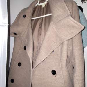 Säljer min vinter kappa i storlek 36 från H&M. Inga defekter. 