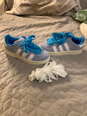 Adidas campus 00s - Säljer mina adidas campus 00s, de passa inte mig och de va inte riktigt min stil. Va ett litet impuls köp. De är bokstavligen helt nya oanvända. Pris skulle kunna diskuteras vid ett snabbt köp. Skriv gärna vid vid intresse eller funderingar😄
