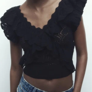 Zara topp - Säljer denna superfina Zara toppen i storlek S då den inte kommit till användning. Har endast används en gång. Det går bra att klicka på köp nu.😊