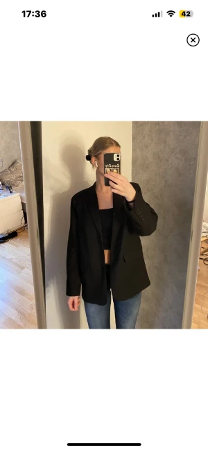 Kavaj - En kavaj/blazer ifrån NAKD i storlek 36. Den är oversize i modellen och tyget är ”räfflat”. Säljer pga av att jag har för många kavajer, och denna kommer inte till använd längre. Använd max 20 gånger❤️ Nypris 600kr