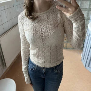 Spets tröja - En jätte fin långärmad tröja i spets, andvänd två gånger. Inga defekter❤️