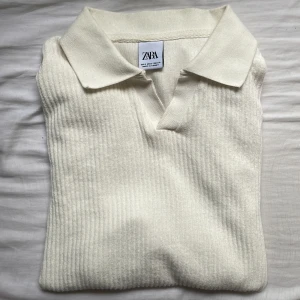Zara Piké  - Zara piké i benvit storlek S använd ett fåtal gånger köpt för ca en månad sen. Skick 9/10. Ny pris 499kr. Säljer för att den tyvär är lite stor. Dm:a vid frågar eller fler bilder!