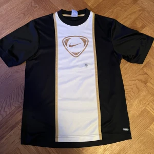 Nike Tröja - Säljer denna skit snygga Nike tröja, den är lite vintage vibe men fortfarande fräsch. Den har tyvärr en fläck på bröstet men jag tror att den kan försvinna om man behandlar tröjan! Kan gå ner i pris vid snabb affär!