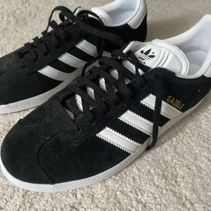 Gazelle skor - Jag säljer ett par populära gazelle skor. Skorna är i nyskick och har inte använts någon gång. Jag säljer pga att de inte kommit till användning. De är köpta för 899 kr men säljer för 600 kr.