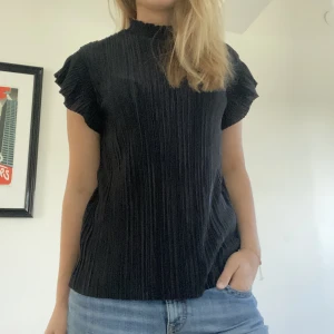 Svart blus/topp - Blus/topp från ellos!! Passar till allllt 🥰 Super skön och knappt använd!!! 