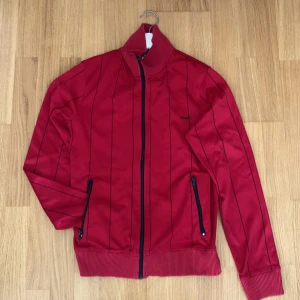 Snygg Tjocktröja - Snygg röd randig Y2K Tjocktröja i bra skick Har anldig använt och är i storlek S/M Skriv för mer bilder/Info 💕🫶