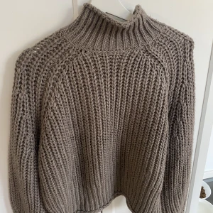 Brun stickad tröja  - Stickad tröja i bra skick!! Sparsamt använd och har inga defekter!!