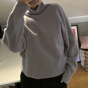 Stickad tröja  - Fin stickad tröja i en jättesöt färg. Använd men ändå bra skick. Lite nopprig men det tänker man inte så mycket på❤️