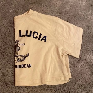 Jätte gullig tröja från H&M, använda några gånger men är som ny☺️ skriv för pris och bilder💕 - Jätte fin magtröja💕